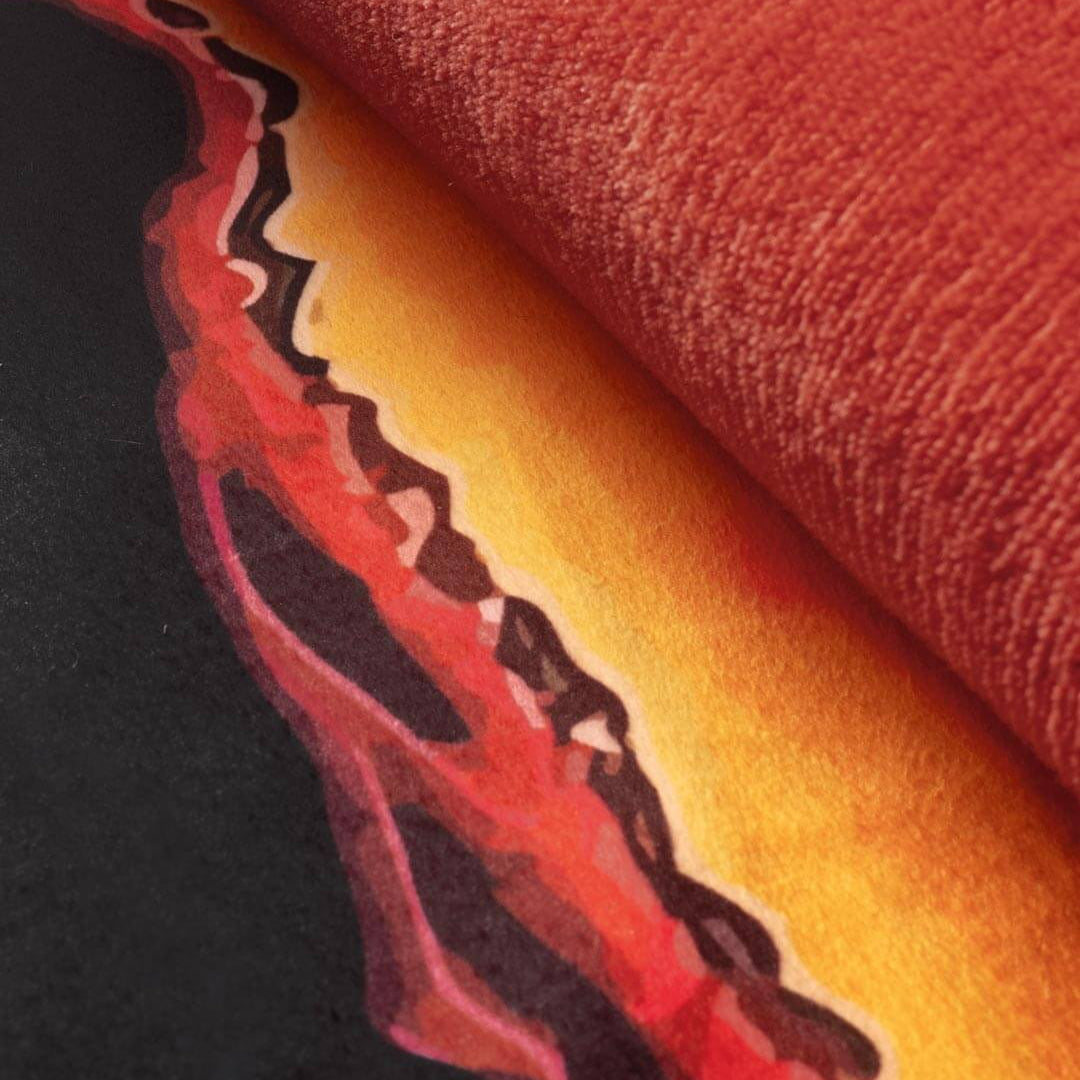 El Cobertor Dinosaurio Rex, decora la habitación de los jovenes de la casa. Puedes lavarlo en casa siguiendo las instrucciones de lavado de la etiqueta. 