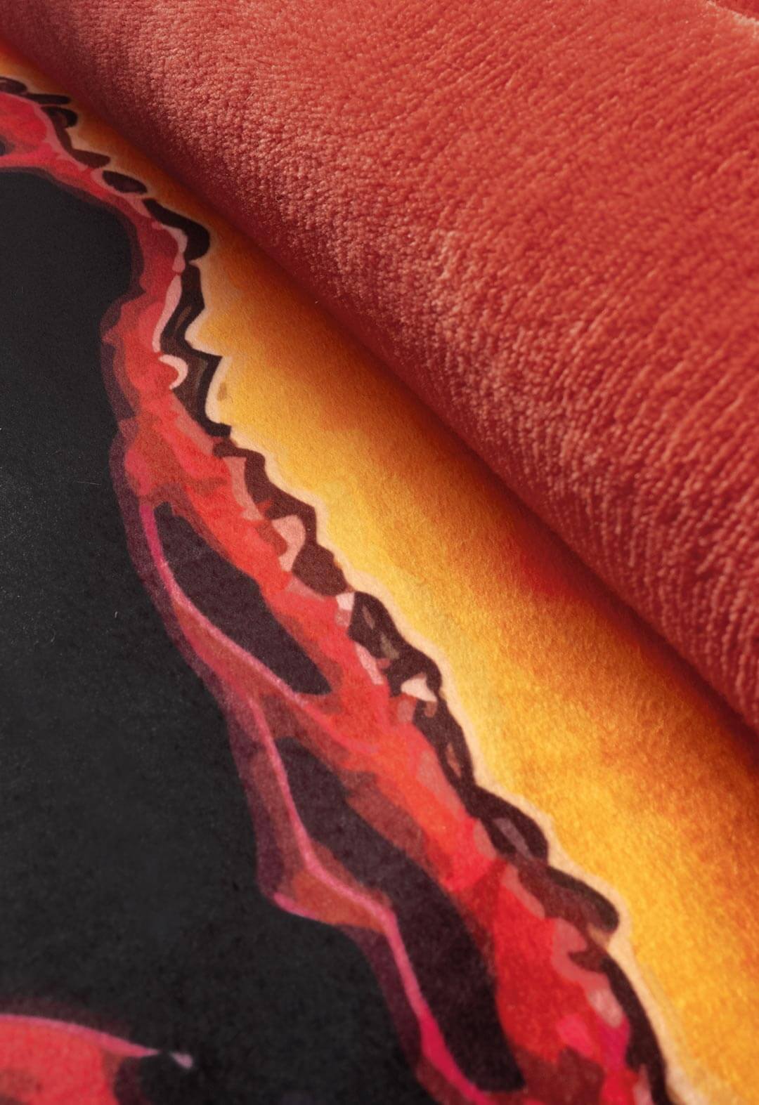 El Cobertor Dinosaurio Rex, decora la habitación de los jovenes de la casa. Puedes lavarlo en casa siguiendo las instrucciones de lavado de la etiqueta. 