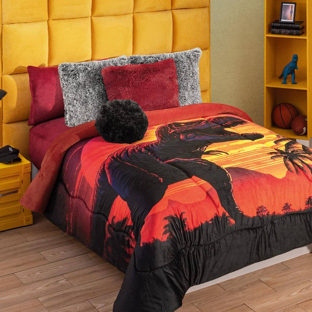El Cobertor Dinosaurio Rex, decora la habitación de los jovenes de la casa. Puedes lavarlo en casa siguiendo las instrucciones de lavado de la etiqueta. 