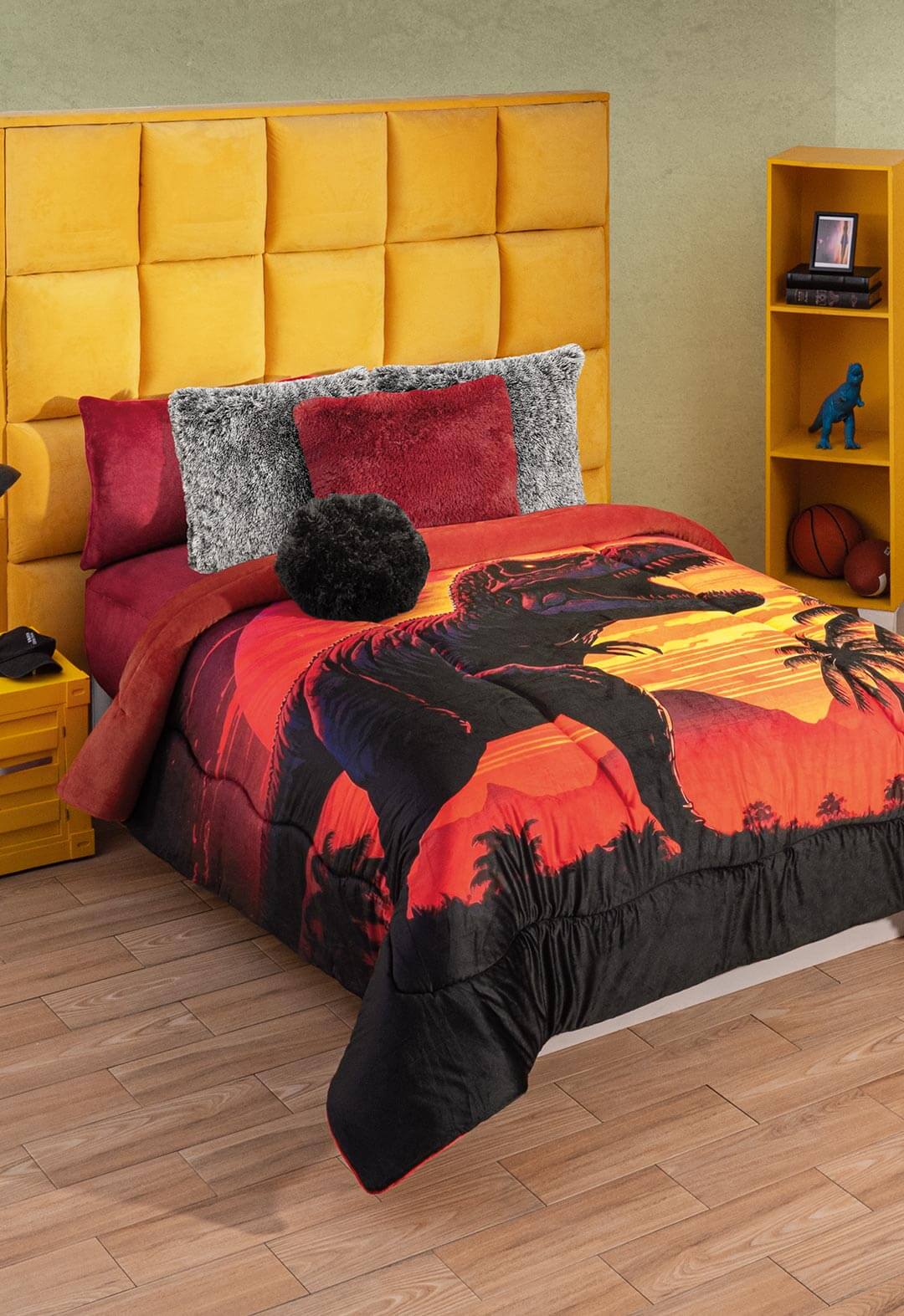 El Cobertor Dinosaurio Rex, decora la habitación de los jovenes de la casa. Puedes lavarlo en casa siguiendo las instrucciones de lavado de la etiqueta. 