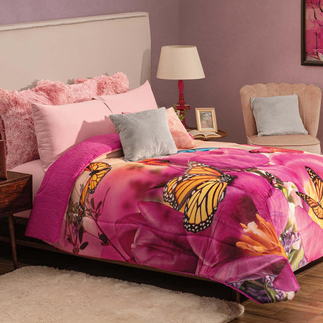 El Cobertor Mariposa, es un cobertor con un diseño hermosos con mariposas de colores  y fondo de diseño floral Fushia.