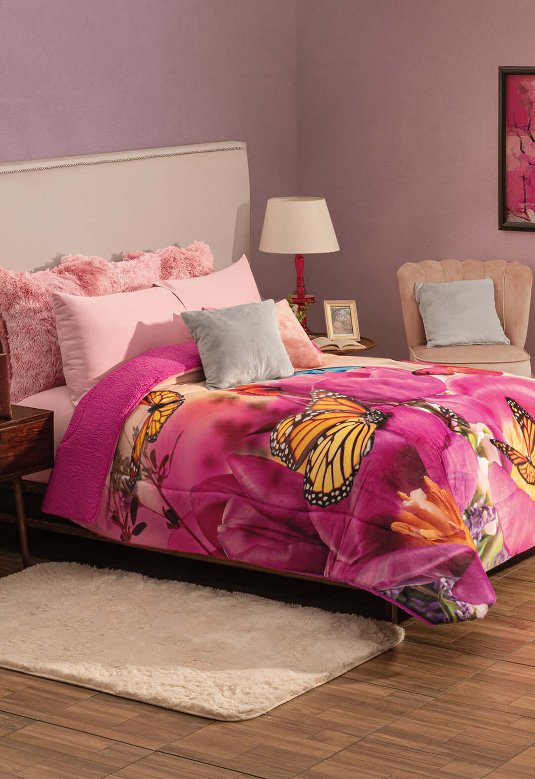El Cobertor Mariposa, es un cobertor con un diseño hermosos con mariposas de colores  y fondo de diseño floral Fushia.
