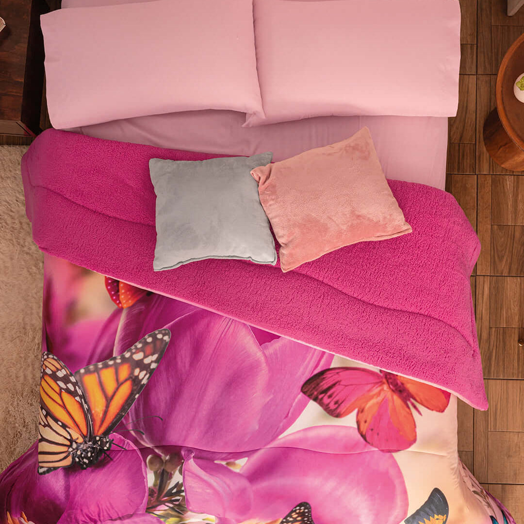 El Cobertor Mariposa, es un cobertor con un diseño hermosos con mariposas de colores  y fondo de diseño floral Fushia.