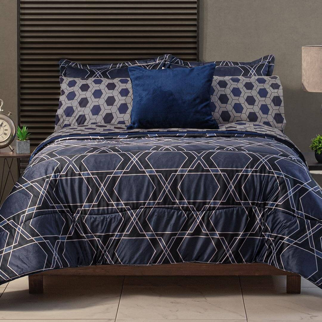 El Coordinado de Cobertor Imperio con un diseño geometrico y muy elegante, es un completo juego que incluye juego de sabanas, fundas decorativas y cojín. 