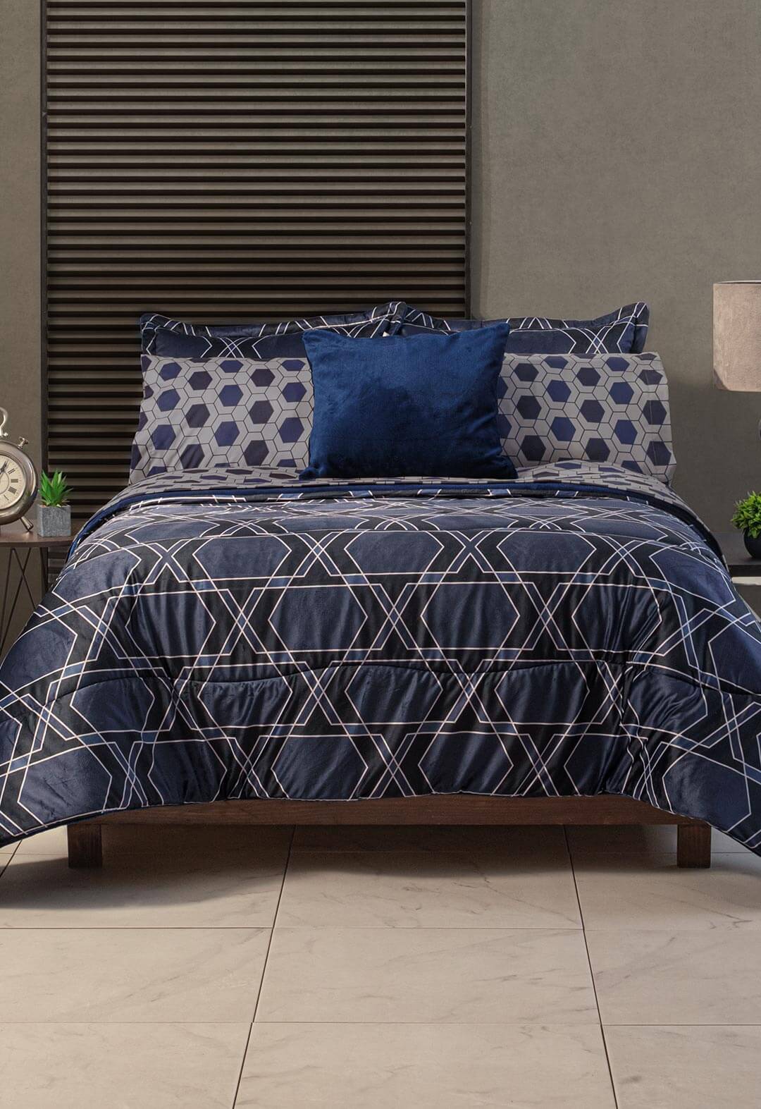 El Coordinado de Cobertor Imperio con un diseño geometrico y muy elegante, es un completo juego que incluye juego de sabanas, fundas decorativas y cojín. 