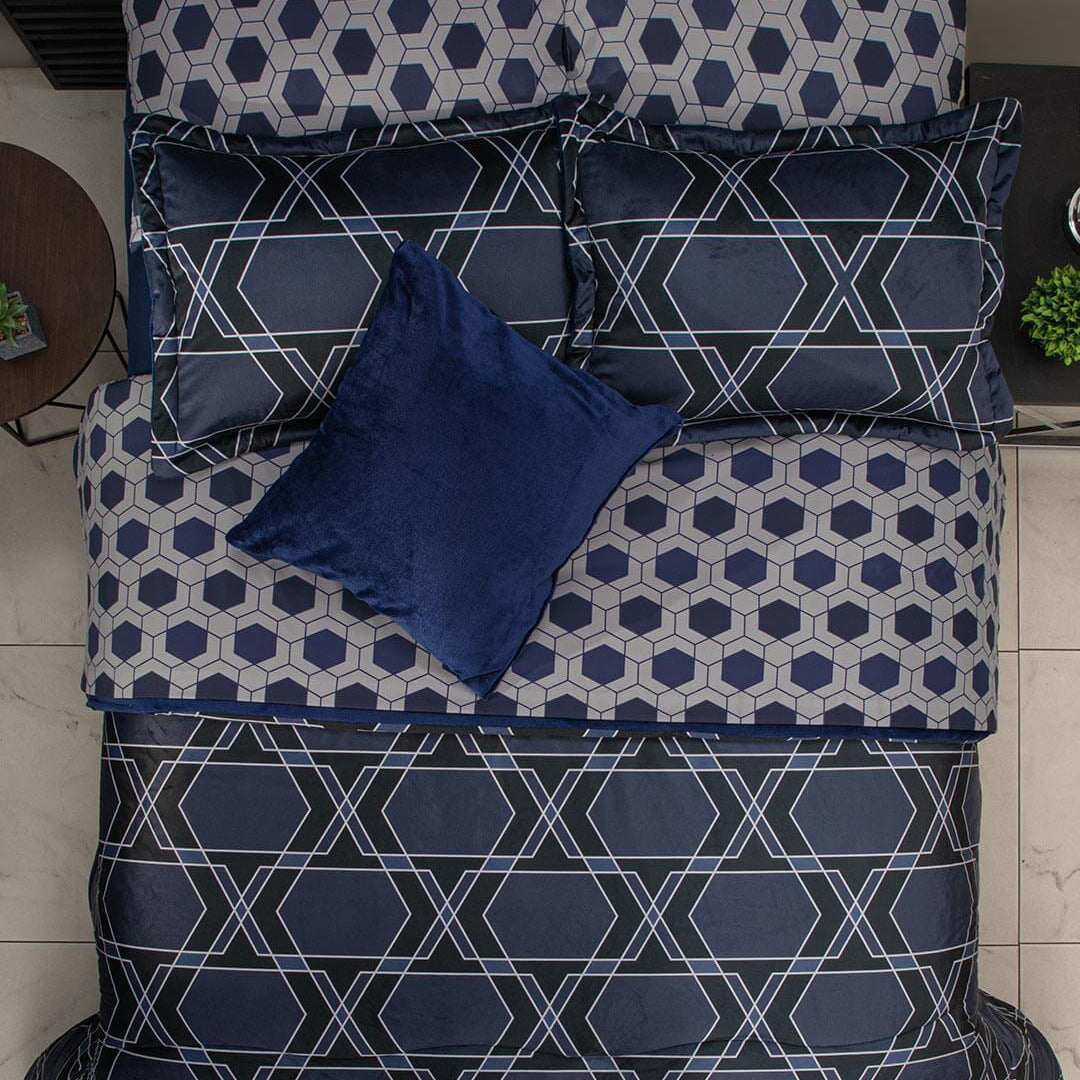 El Coordinado de Cobertor Imperio con un diseño geometrico y muy elegante, es un completo juego que incluye juego de sabanas, fundas decorativas y cojín. 