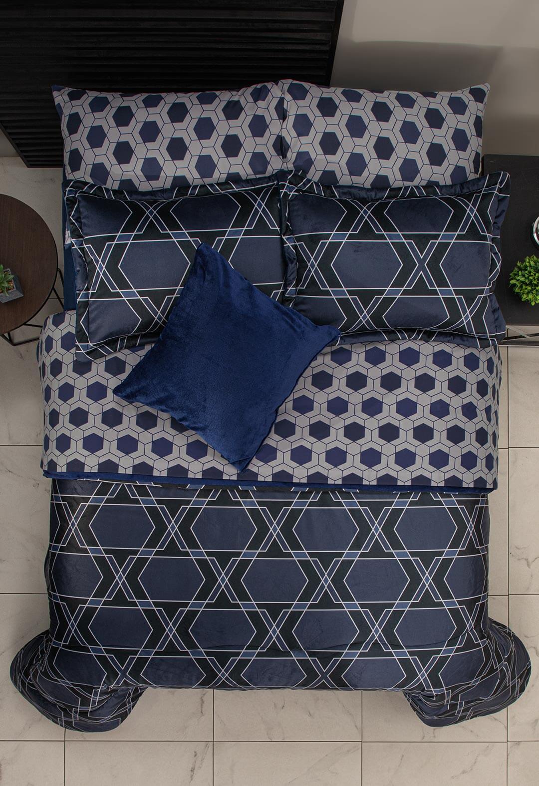 El Coordinado de Cobertor Imperio con un diseño geometrico y muy elegante, es un completo juego que incluye juego de sabanas, fundas decorativas y cojín. 