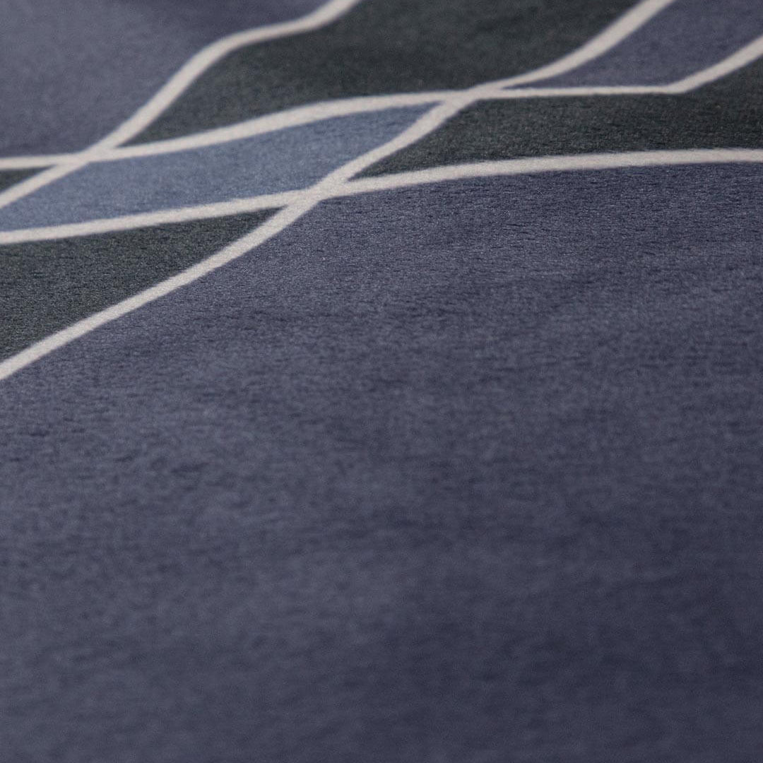 El Coordinado de Cobertor Imperio con un diseño geometrico y muy elegante, es un completo juego que incluye juego de sabanas, fundas decorativas y cojín. 