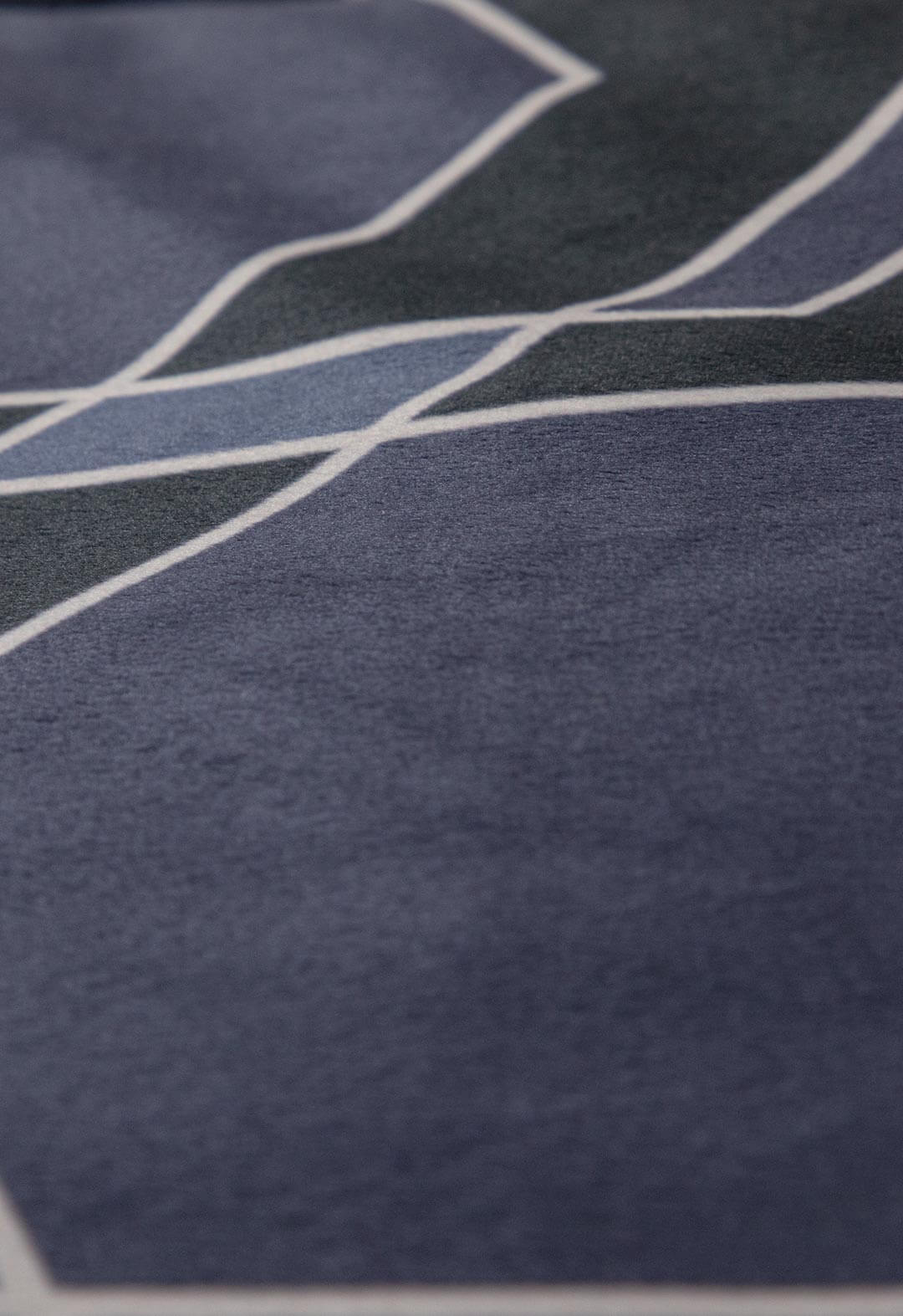 El Coordinado de Cobertor Imperio con un diseño geometrico y muy elegante, es un completo juego que incluye juego de sabanas, fundas decorativas y cojín. 