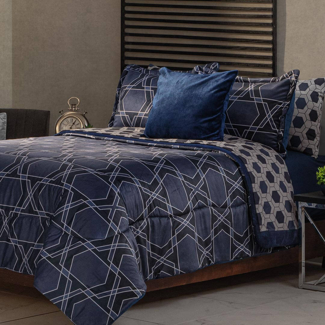 El Coordinado de Cobertor Imperio con un diseño geometrico y muy elegante, es un completo juego que incluye juego de sabanas, fundas decorativas y cojín. 