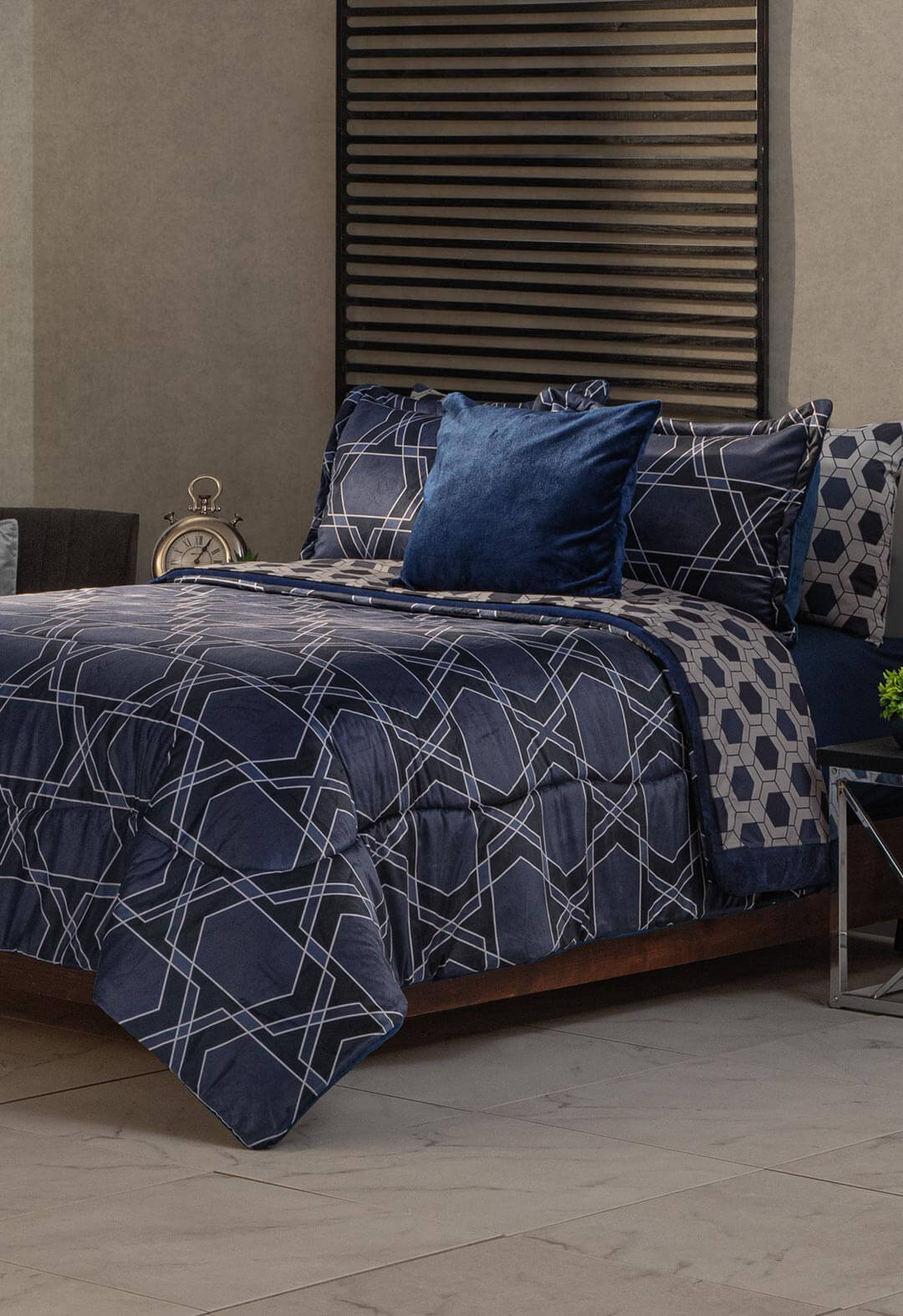 El Coordinado de Cobertor Imperio con un diseño geometrico y muy elegante, es un completo juego que incluye juego de sabanas, fundas decorativas y cojín. 