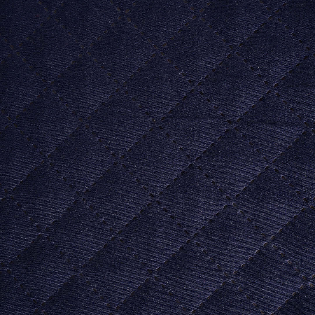 El Coordinado de Colcha Cobalto, Es un hermoso juego de color blanco y tonos azules, con un hermoso diseño capitonado sin hilos, incluye juego de sabanas y cojin.