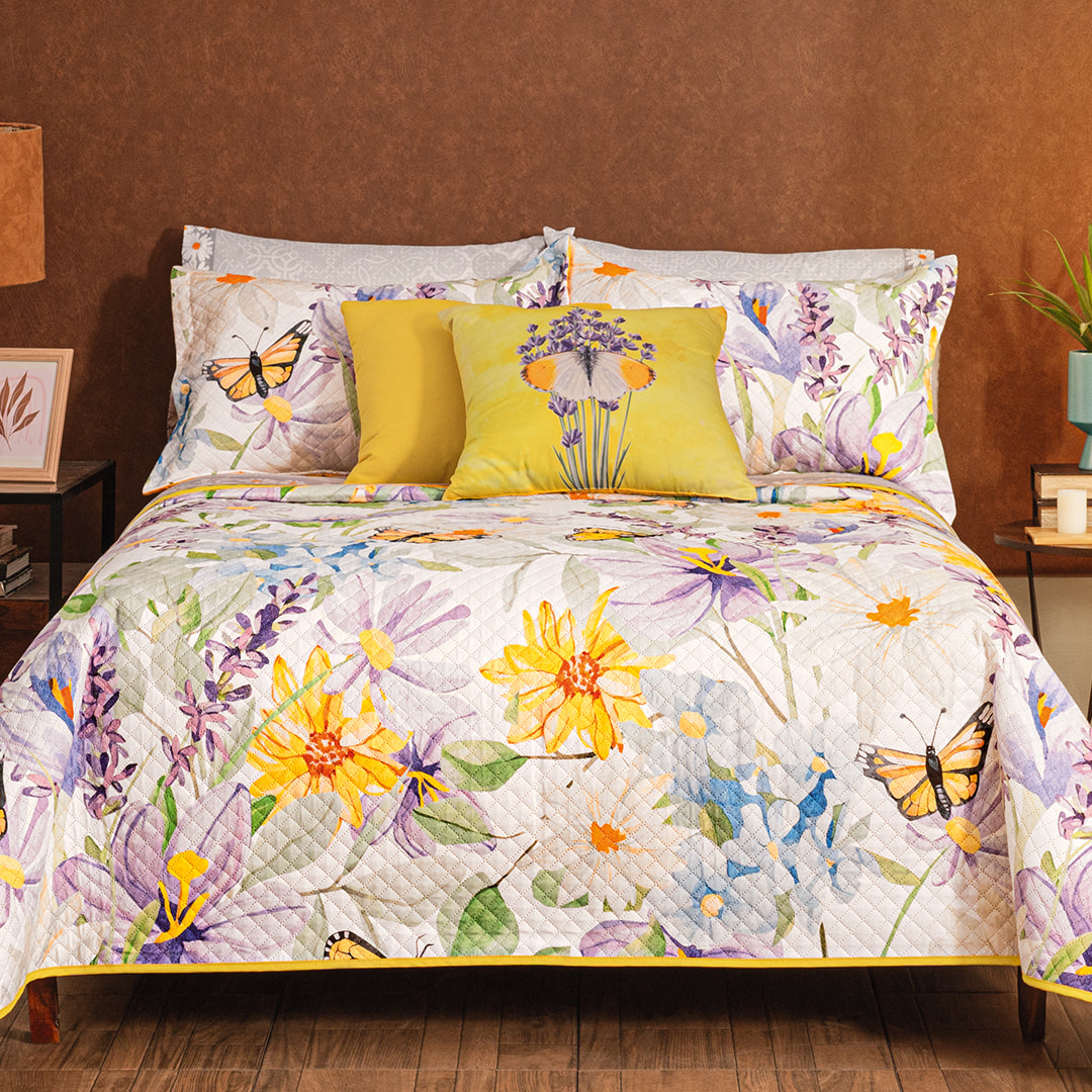 El coordinado de Colcha Hotelera Daisy, es un completo juego color amarillo y hermosos diseños florales de difernetes colores