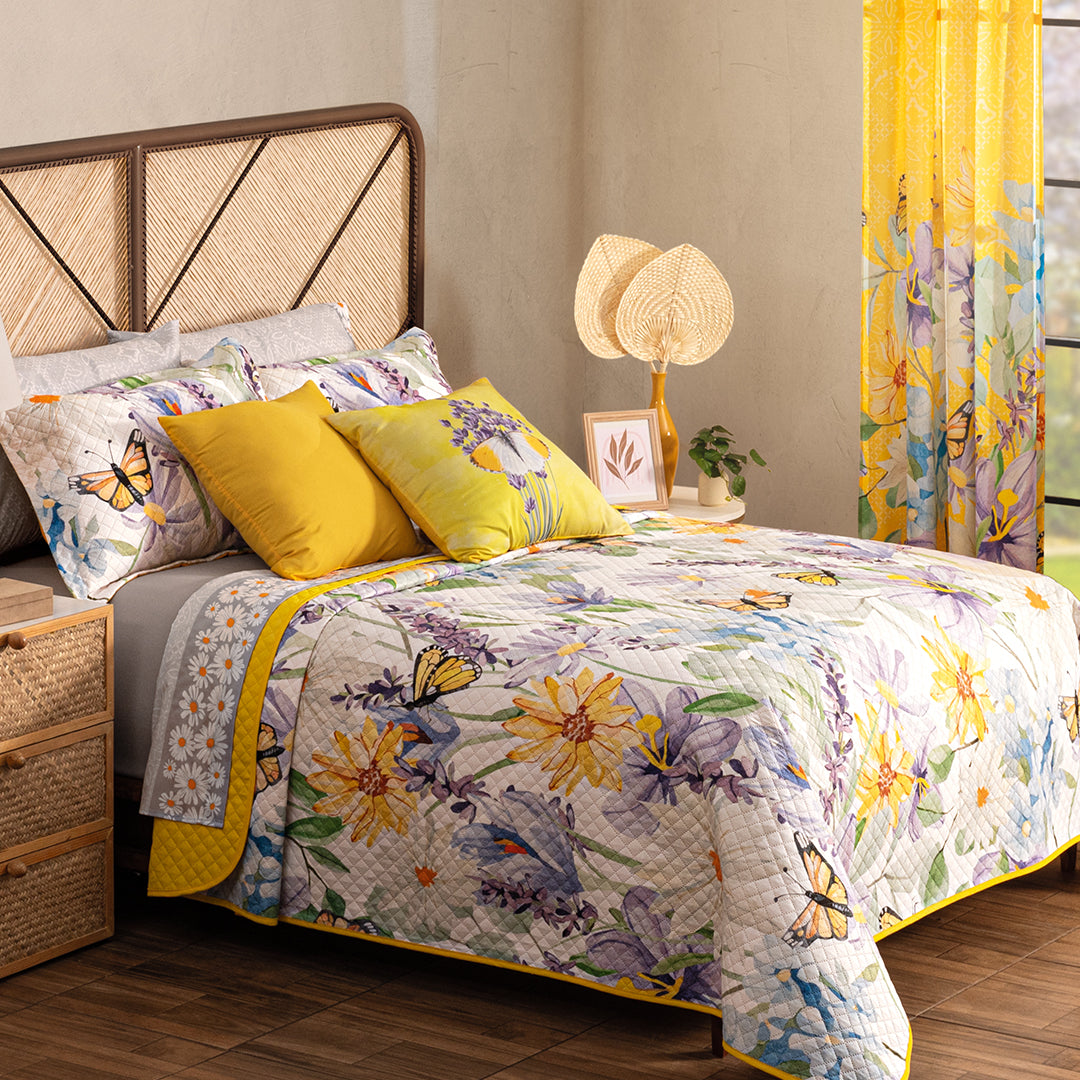 El coordinado de Colcha Hotelera Daisy, es un completo juego color amarillo y hermosos diseños florales de difernetes colores