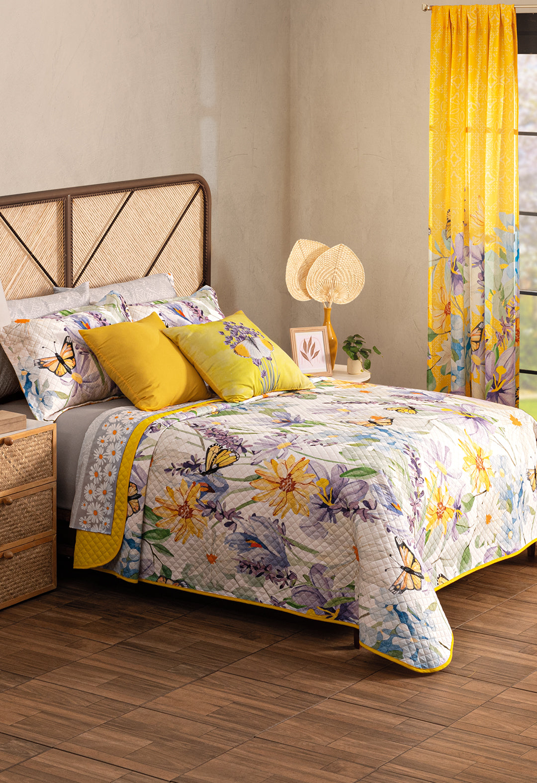 El coordinado de Colcha Hotelera Daisy, es un completo juego color amarillo y hermosos diseños florales de difernetes colores